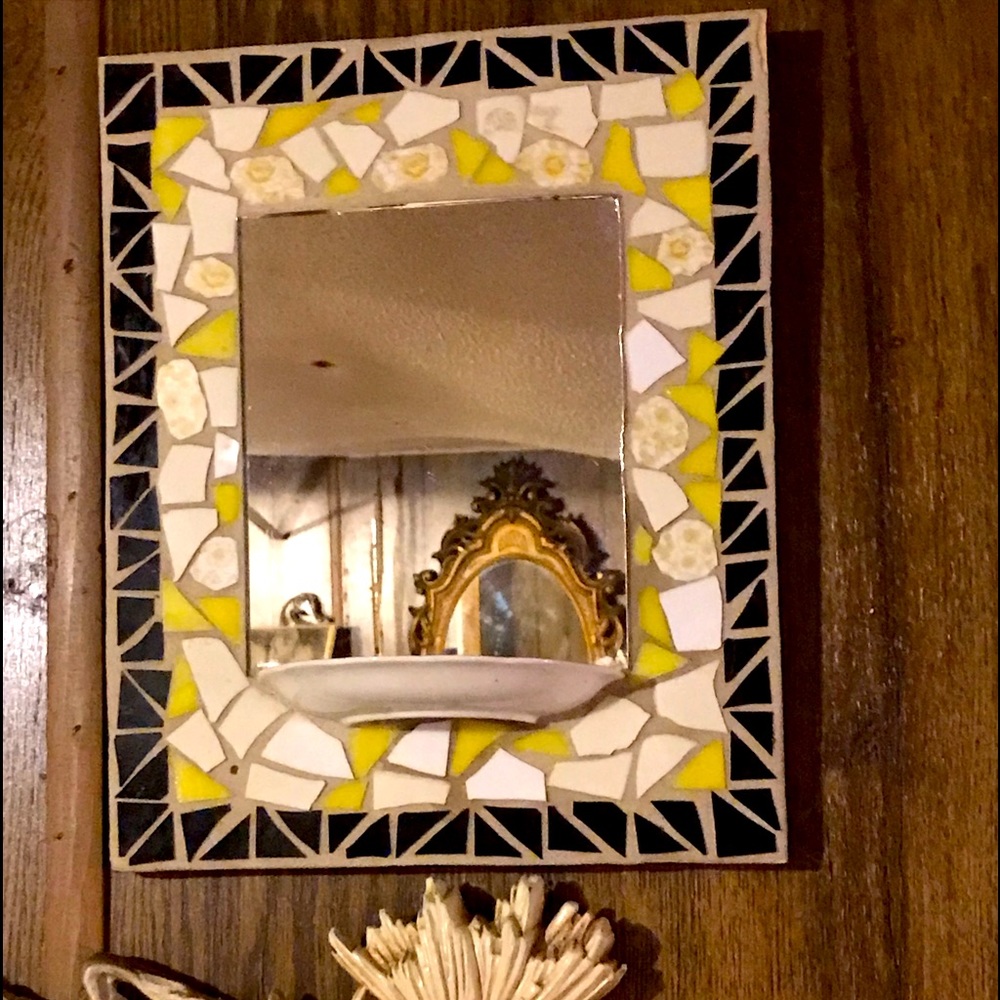 Adorable small, sturdy frame with storage plate